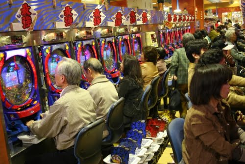 Personas jugando en un casino