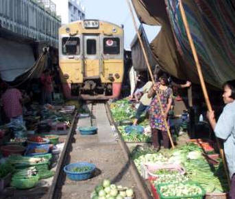 bangkokmarkettrain2.jpg