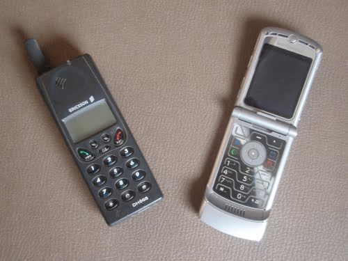 Evolución del celular, un Ericsson DH668 junto a un Motorola V3