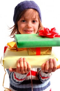 Niña con regalos