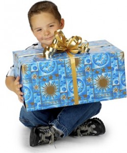 Niño con regalo